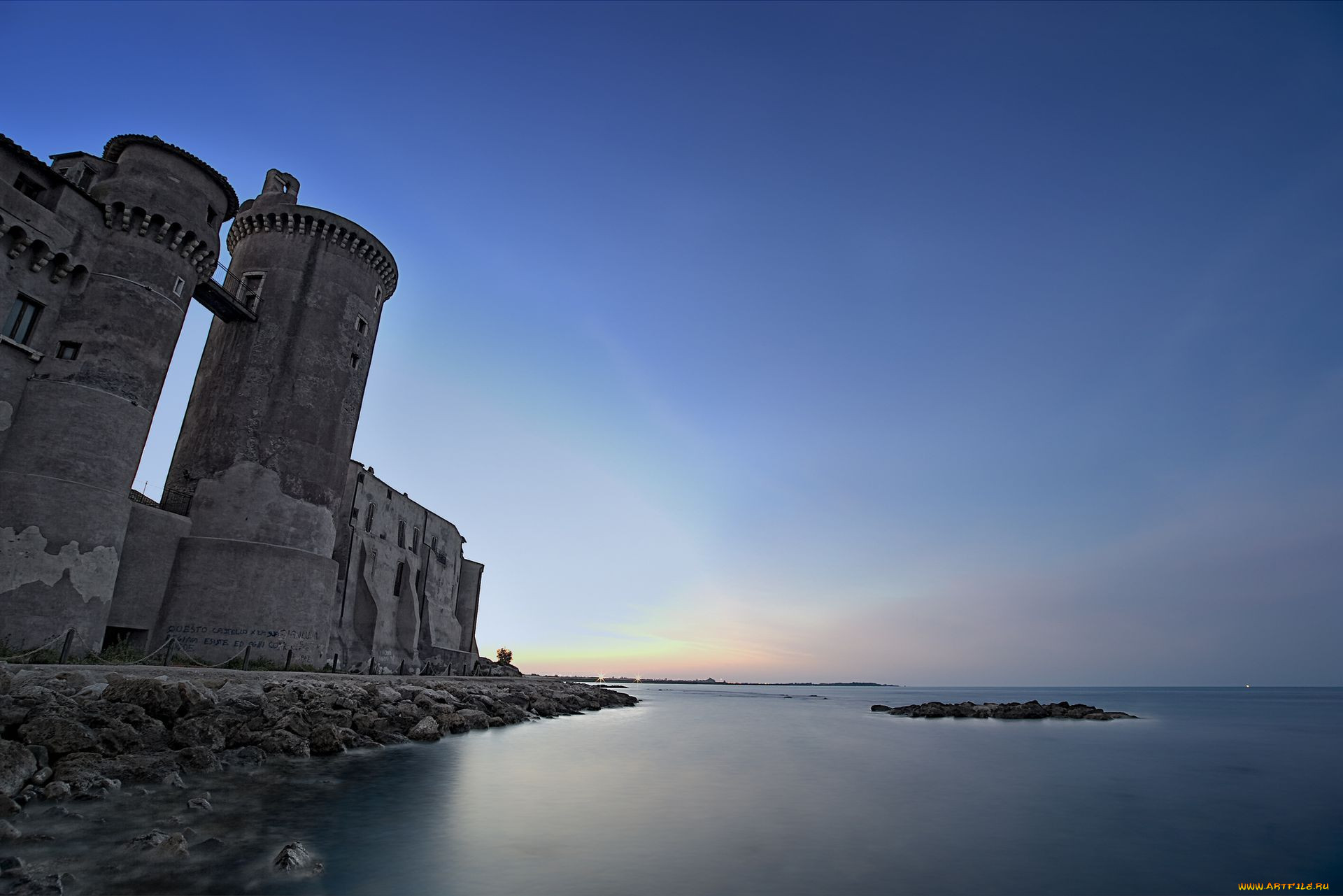 Castle summer. Олд Кастл в море. Крепость у моря. Форт в море. Замок на берегу моря.